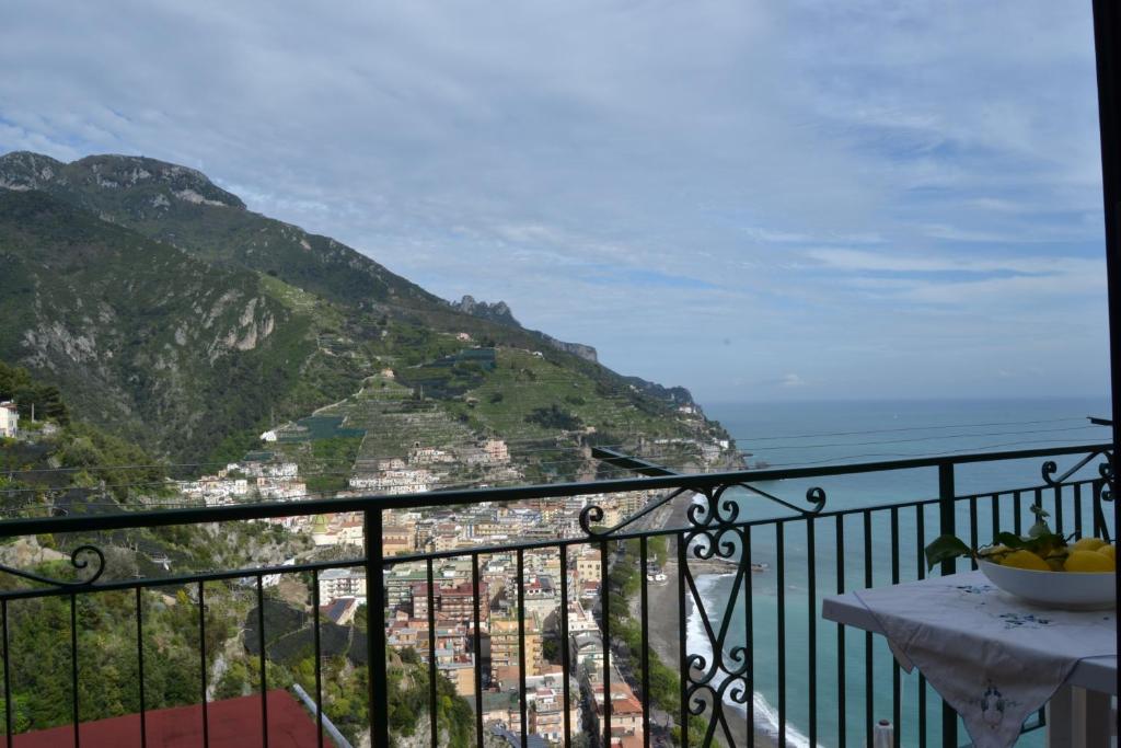 balcón con vistas a la ciudad y al océano en Casa Vacanze Nonno Aldo en Minori