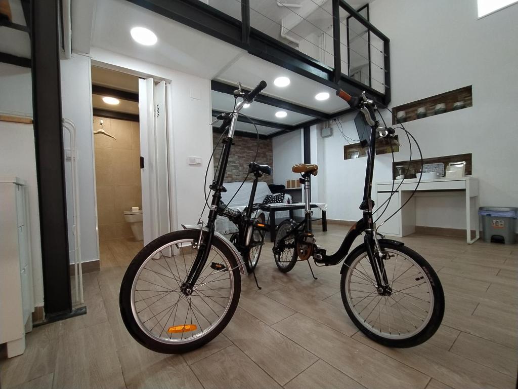 2 fietsen staan in een kamer bij THE PHOTOGRAFIC LOFT in Málaga