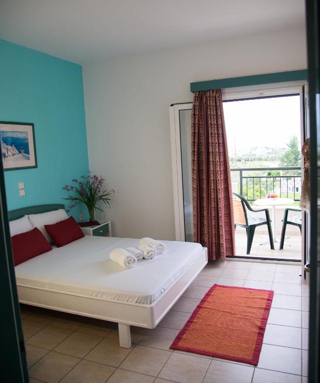 Postel nebo postele na pokoji v ubytování Theoni Apartments