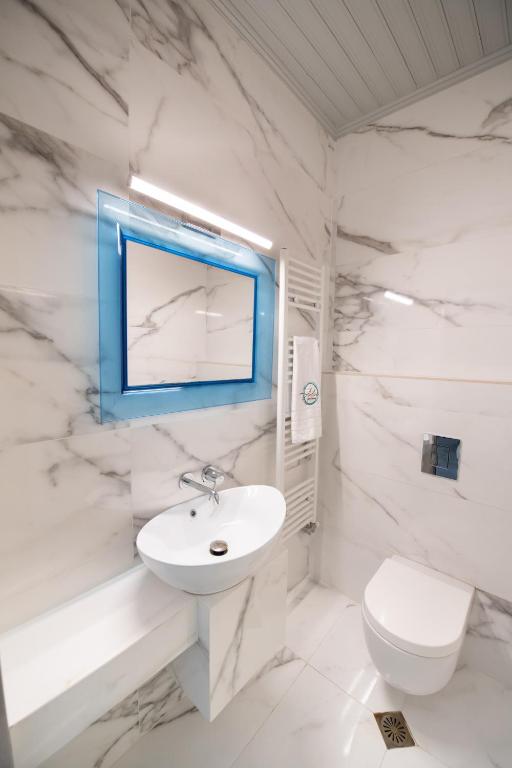 Łazienka w obiekcie Aelia Suites