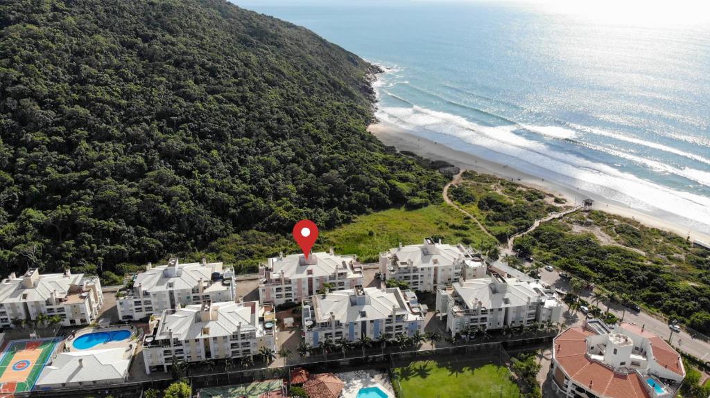 una vista aérea de una casa junto a la playa en Villa Giardino - Condomínio de Frente para o Mar - Piscina, Quadra Esportiva, Churrasqueira - 5 Pessoas en Florianópolis