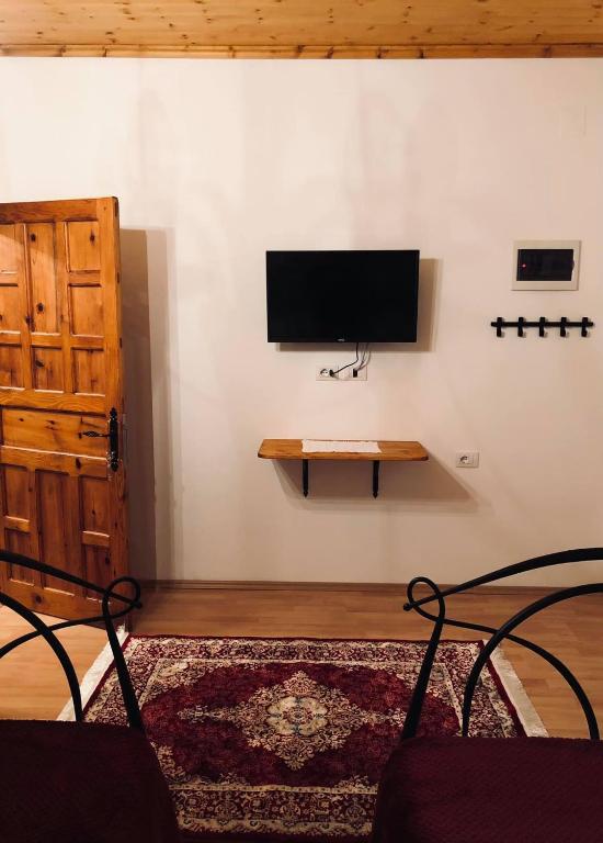 TV a/nebo společenská místnost v ubytování Stone House Obelisk