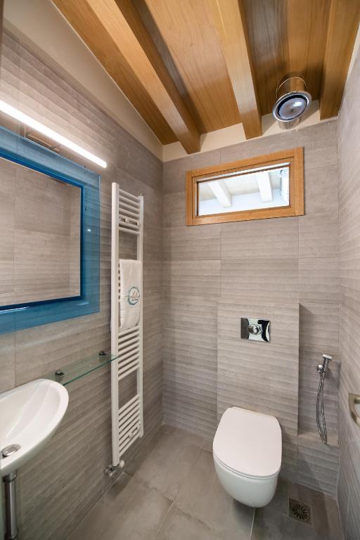 Łazienka w obiekcie Aelia Suites