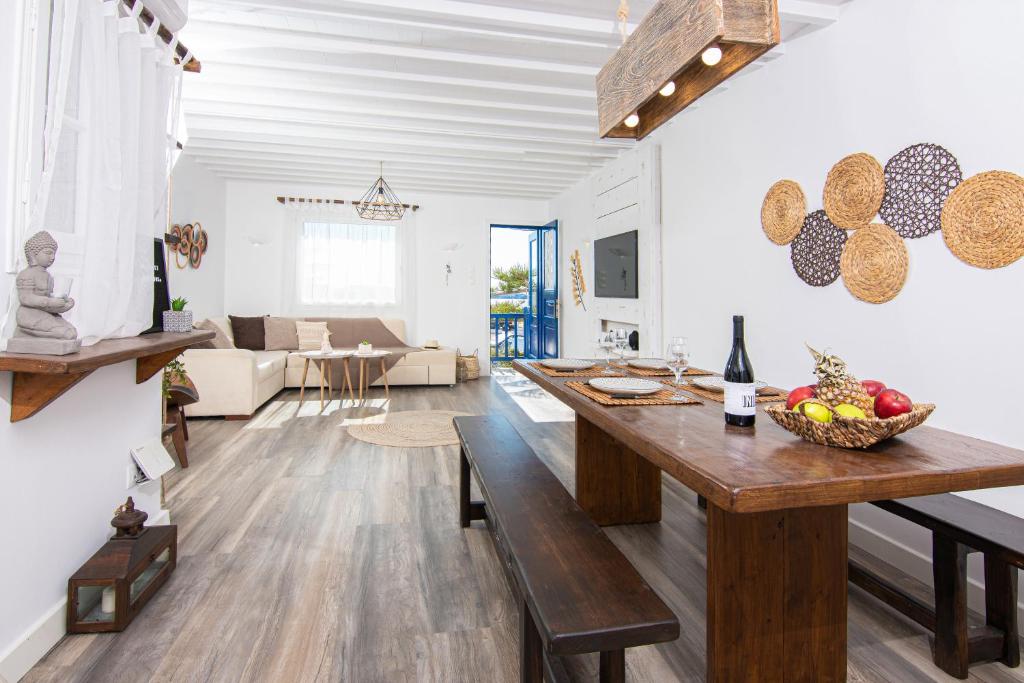 uma sala de estar com uma mesa com uma taça de fruta em Whitelist Loft in Mykonos Town em Megali Ammos