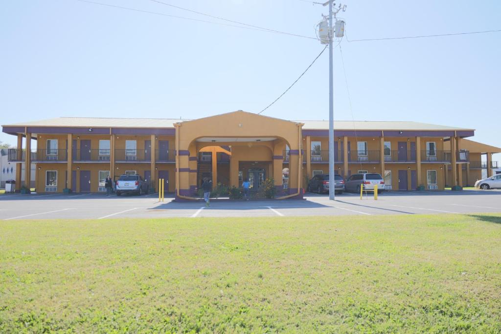 a large building with a parking lot in front of it at Travelers Inn Elizabethton in Elizabethton