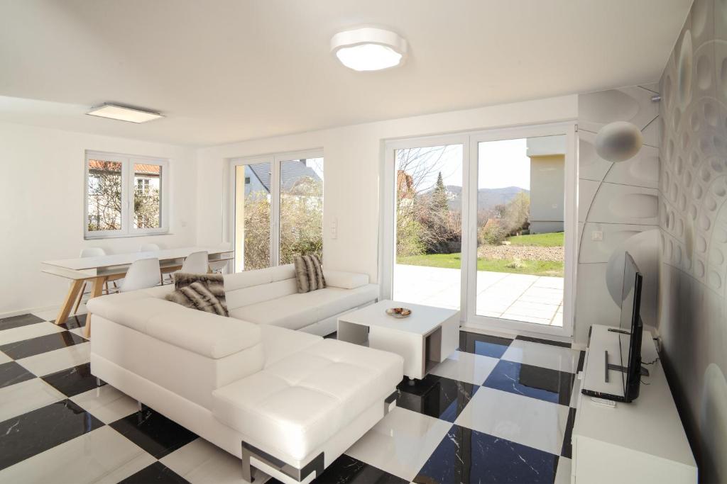 sala de estar con sofá blanco y mesa en Designpension Classicidyll - Sennhütte 3, en Wernigerode