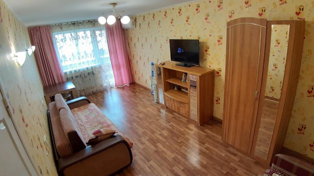 ウラジオストクにあるComfortable apartment in Vladivostokのリビングルーム(ソファ、テレビ付)