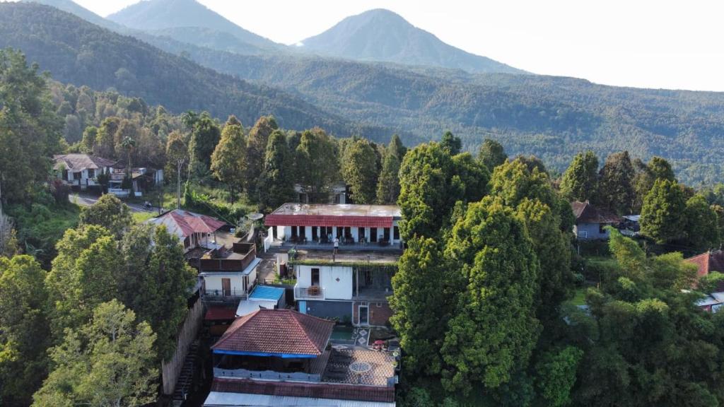 uma vista aérea de uma casa nas montanhas em Adila Warung and Homestay em Munduk
