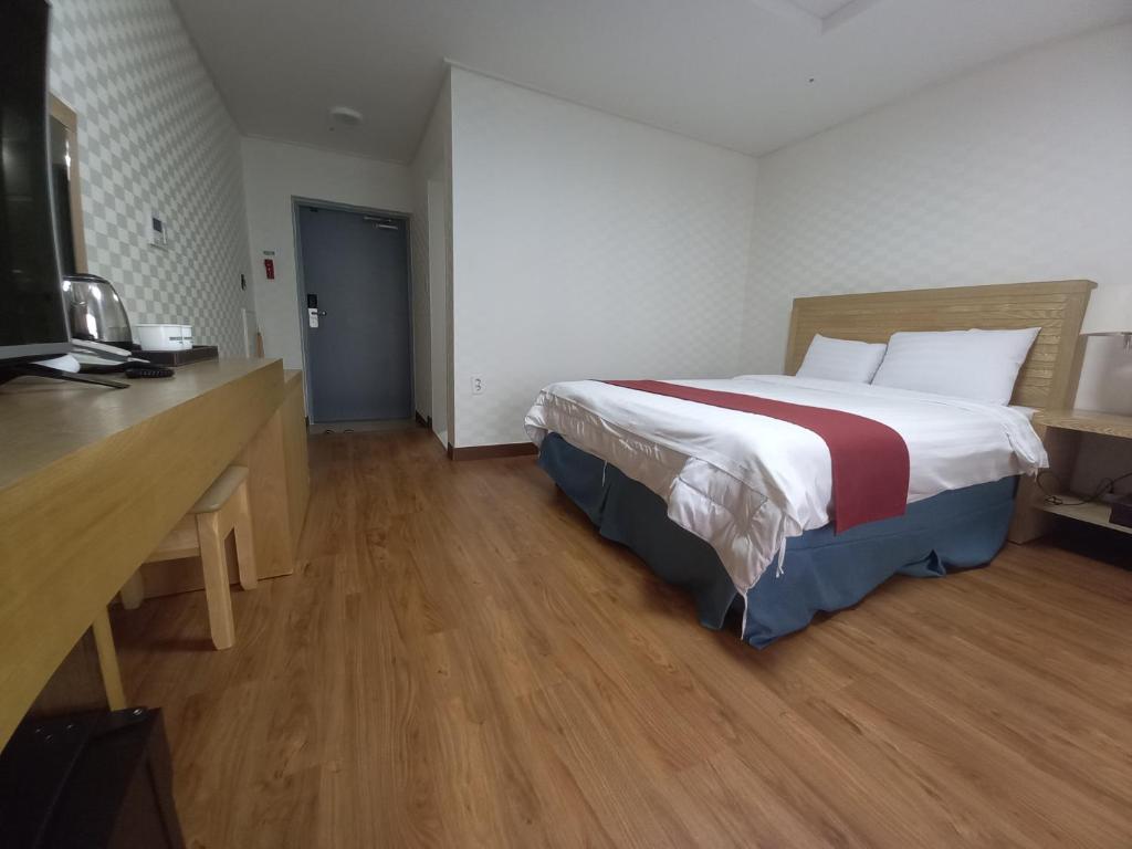 Postel nebo postele na pokoji v ubytování Breeze Bay Hotel