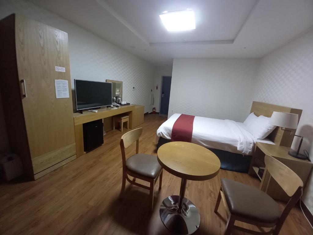 Postel nebo postele na pokoji v ubytování Breeze Bay Hotel