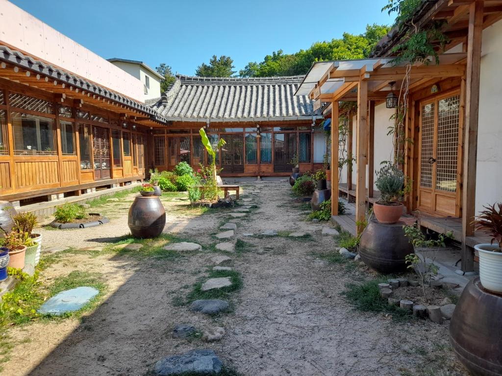 un patio de una casa con edificios de madera en Namuae en Gyeongju