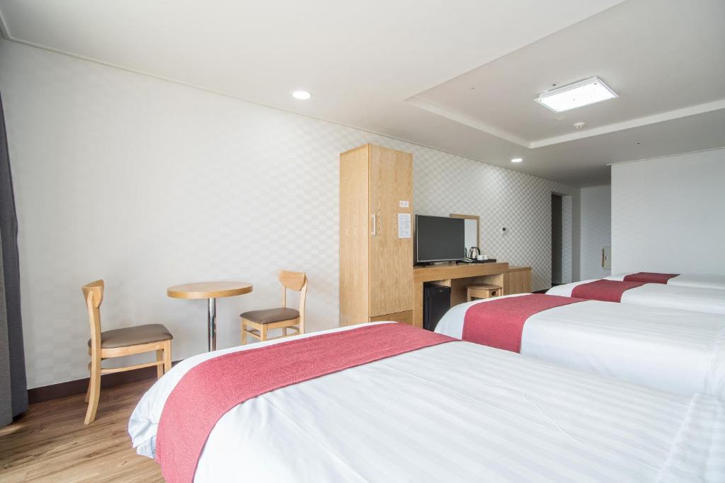 Postel nebo postele na pokoji v ubytování Breeze Bay Hotel