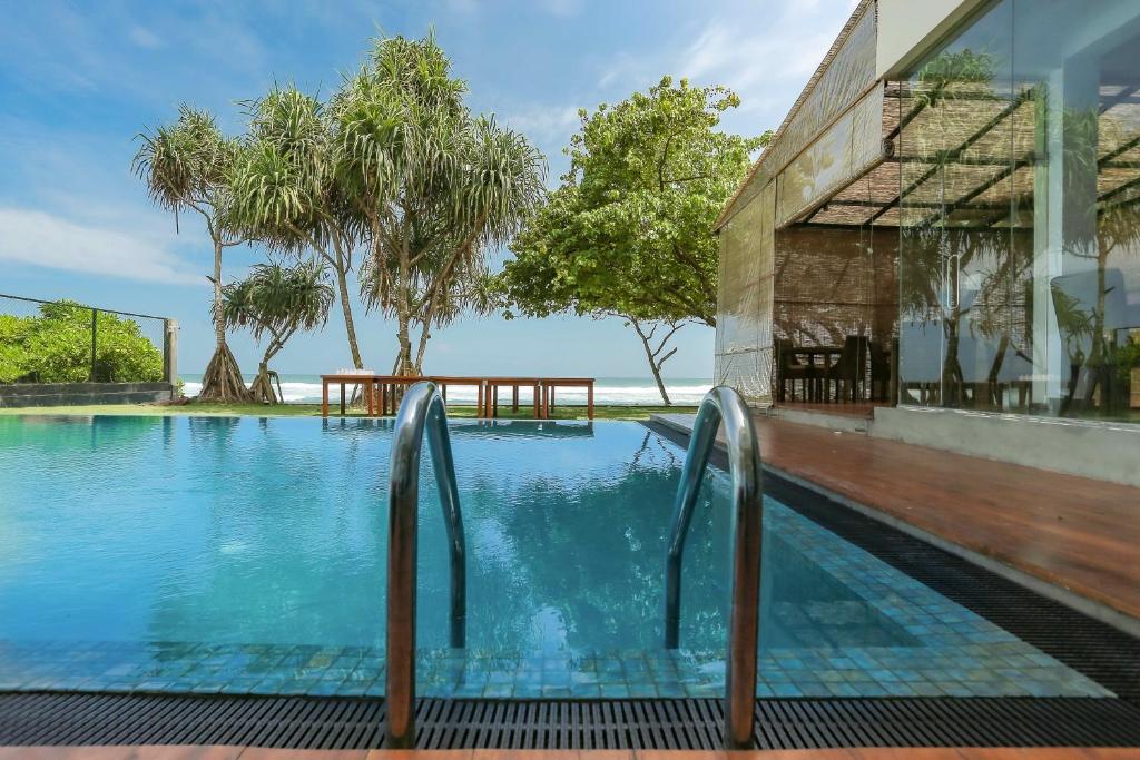 uma piscina em frente a um edifício em Beach & Bliss Mirissa em Mirissa