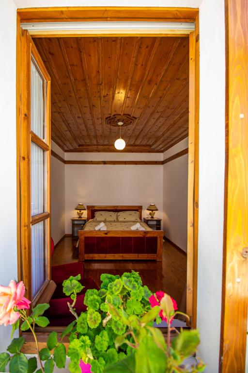 Uma cama ou camas num quarto em Hotel Bebej Tradicional
