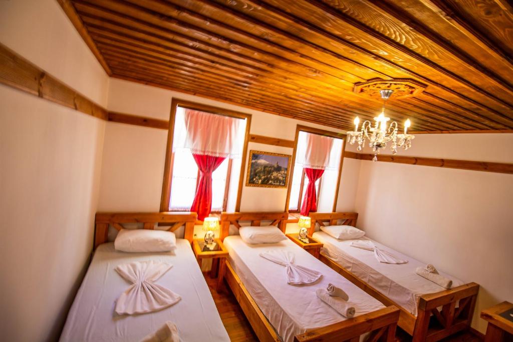 Duas camas num quarto com tecto em madeira em Hotel Bebej Tradicional em Gjirokastër