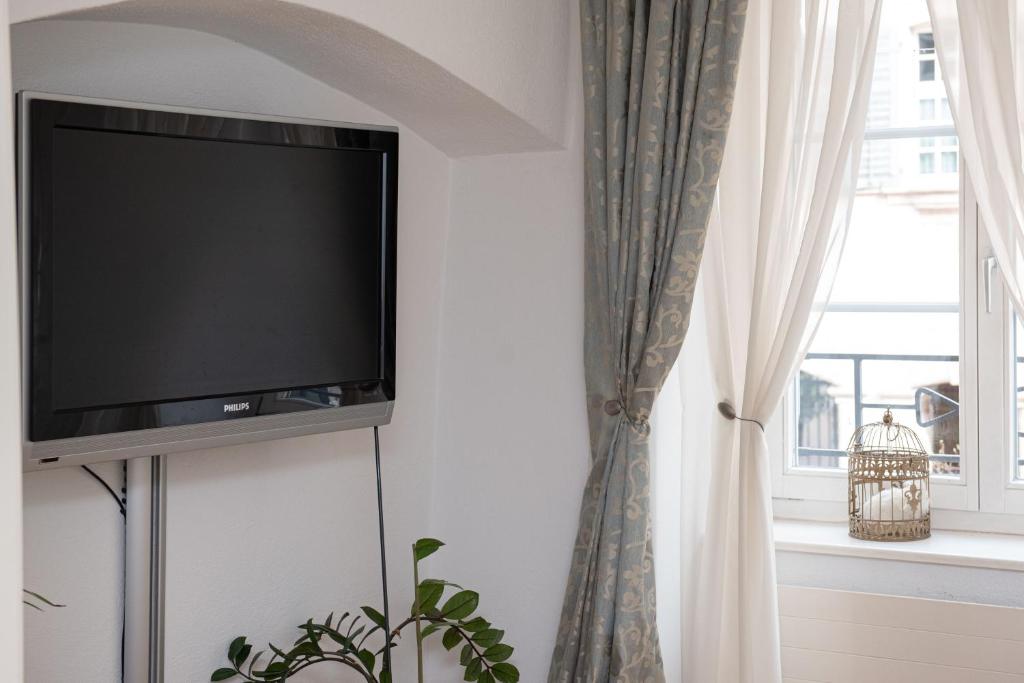 TV a/nebo společenská místnost v ubytování Unterkunft "Rathaus" Altstadt, Rheinfelden Schweiz
