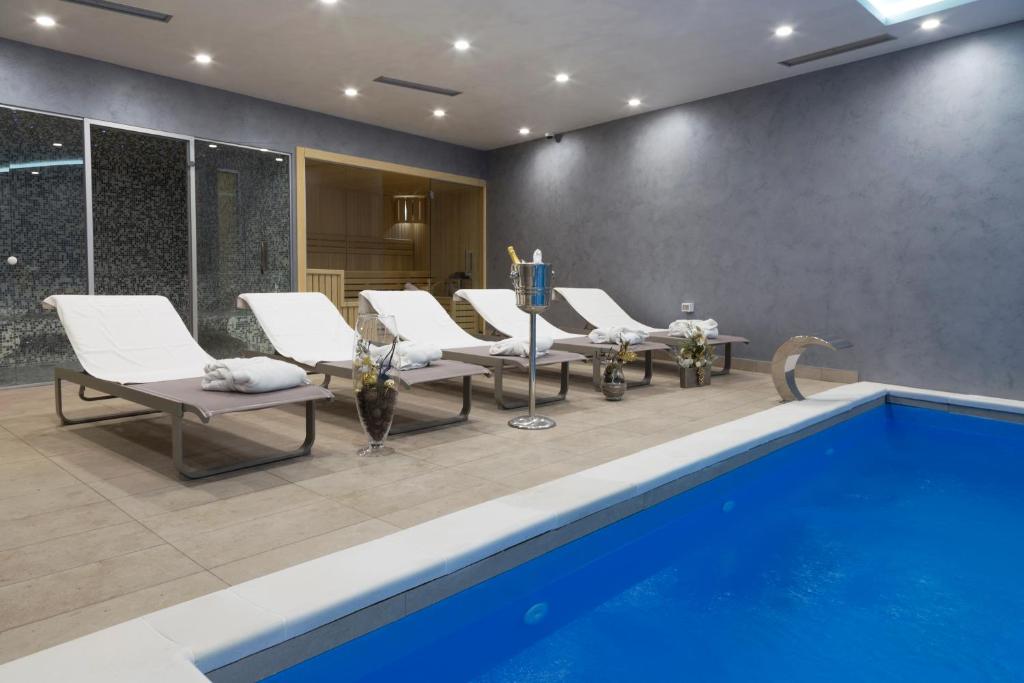 Bazén v ubytování Hotel MIR nebo v jeho okolí
