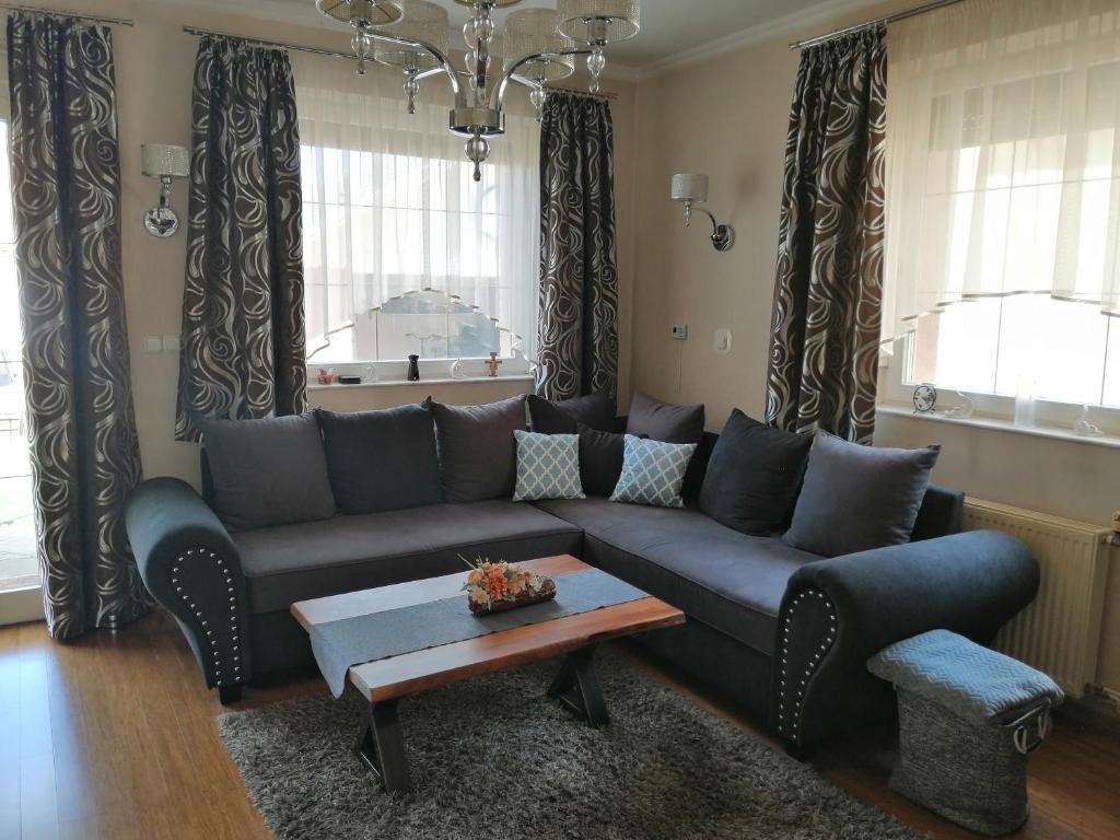 A seating area at Elza Apartman