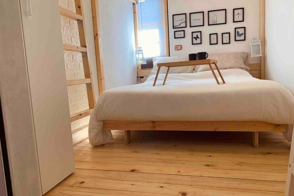 1 dormitorio con 1 cama grande y suelo de madera en Malavoglia Suite 18, en Aci Castello