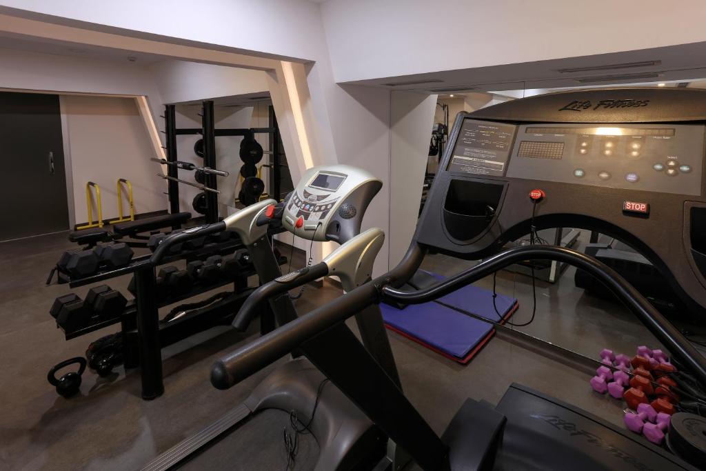 Fitness centrum a/nebo fitness zařízení v ubytování Hotel MIR