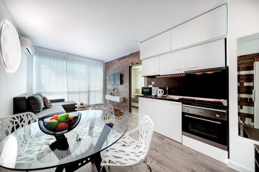 A kitchen or kitchenette at Seaside Luxury Apartment - Sarafovo