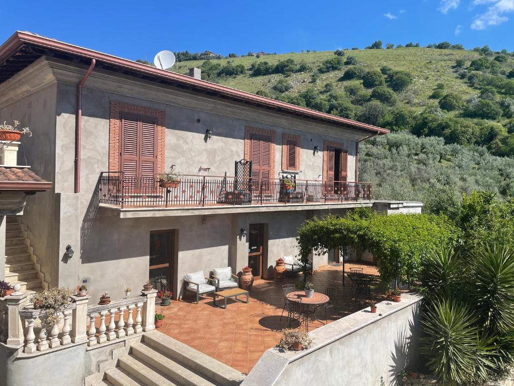 ein großes Haus mit einer Terrasse und einem Balkon in der Unterkunft Agriturismo Torre Ercolana in Anagni