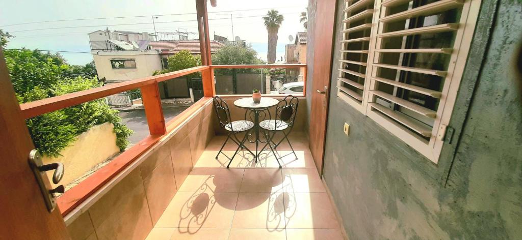 balcone con tavolo e sedie. di דירת נופש במרכז טבריה a Tiberias