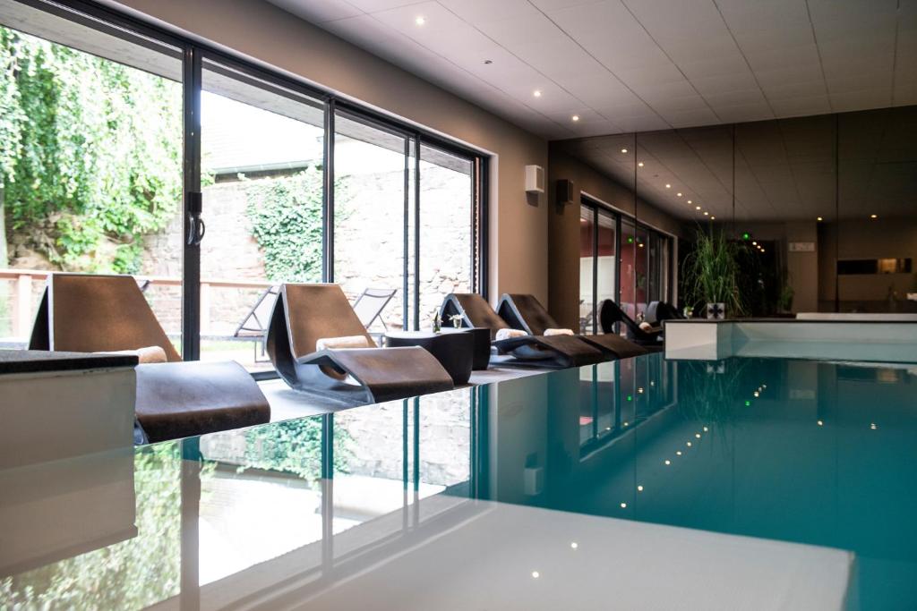 Bazén v ubytování Relais et Châteaux Le Chambard nebo v jeho okolí