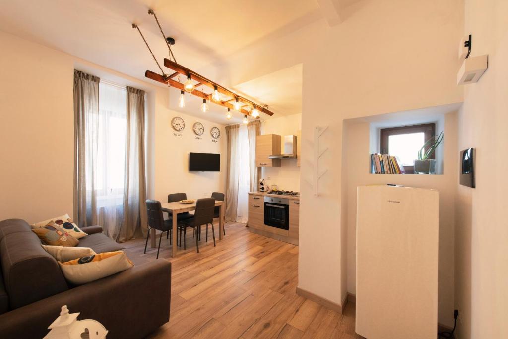 salon z kanapą i jadalnią w obiekcie Nel cuore di Orvieto w mieście Orvieto