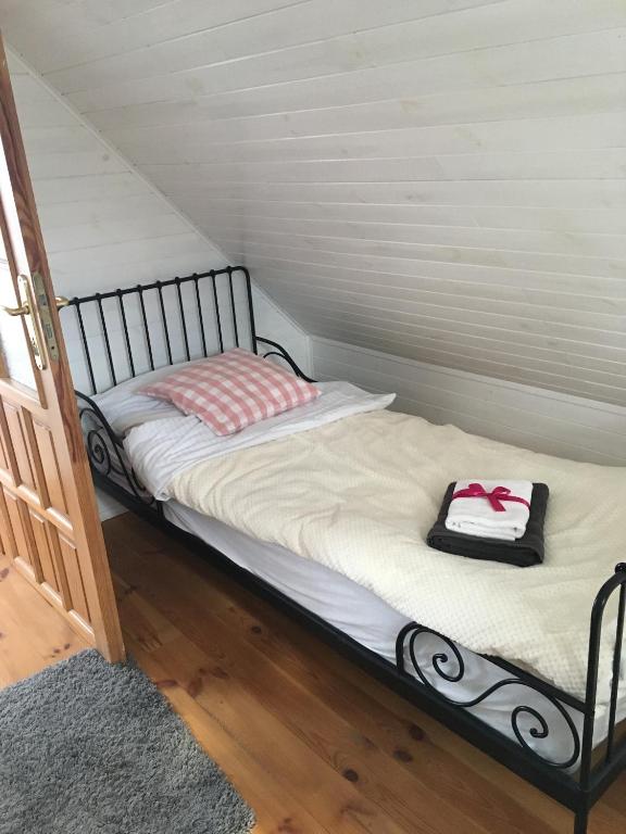 Postel nebo postele na pokoji v ubytování Bajkowy domek Villa Rosa na Kaszubach