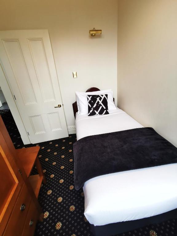 Postel nebo postele na pokoji v ubytování Highland House Boutique Hotel