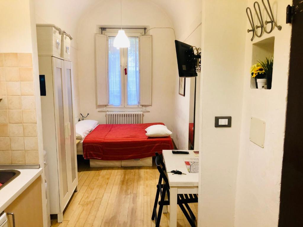 ボローニャにあるAppartamento Maggioreのベッドと窓が備わる小さな客室です。