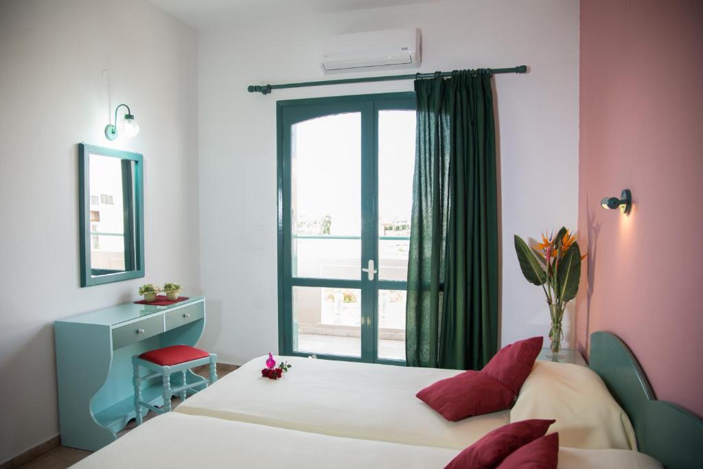 Postel nebo postele na pokoji v ubytování Theoni Apartments