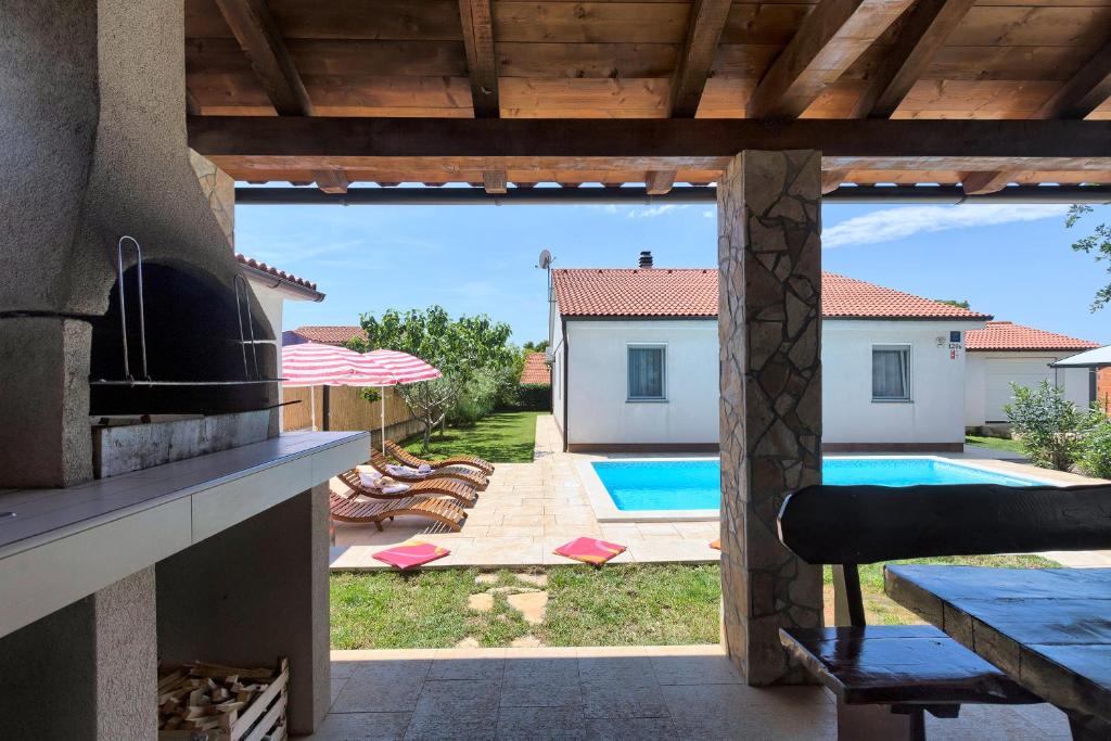 Bazén v ubytování Holiday house Daniela nebo v jeho okolí