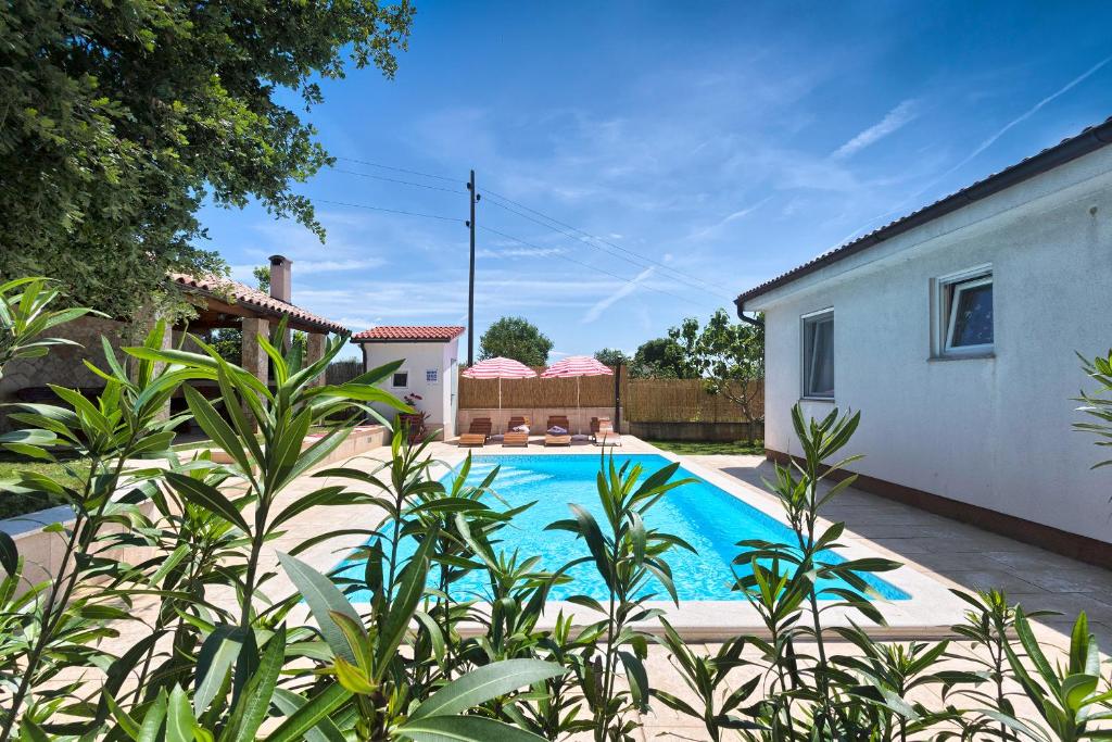 Bazén v ubytování Holiday house Daniela nebo v jeho okolí