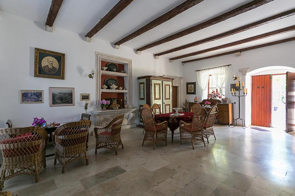 Część wypoczynkowa w obiekcie Rooms at Castle from XVI century Zamagna, Mali Zaton bay