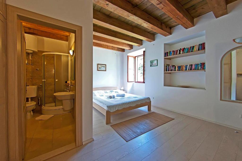 W łazience znajduje się prysznic, umywalka i toaleta. w obiekcie Rooms at Castle from XVI century Zamagna, Mali Zaton bay w mieście Zaton