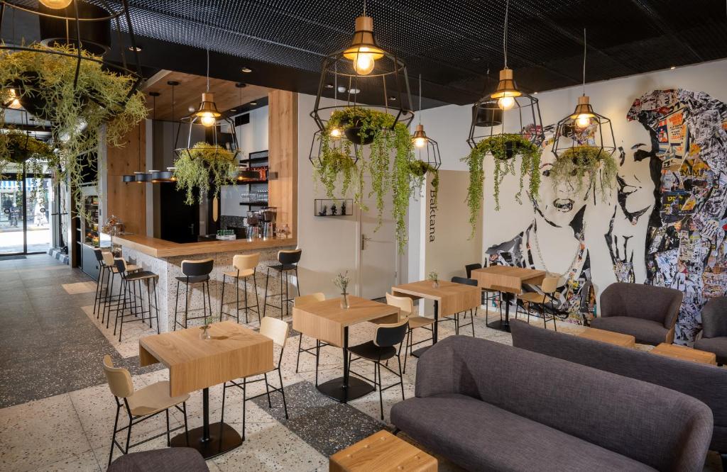un restaurante con mesas y sillas y un bar en Hotel 75 by Prima Hotels, en Tel Aviv