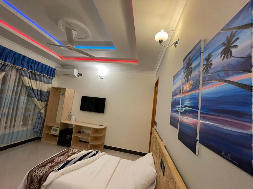 TV a/nebo společenská místnost v ubytování Ocean Waves Inn