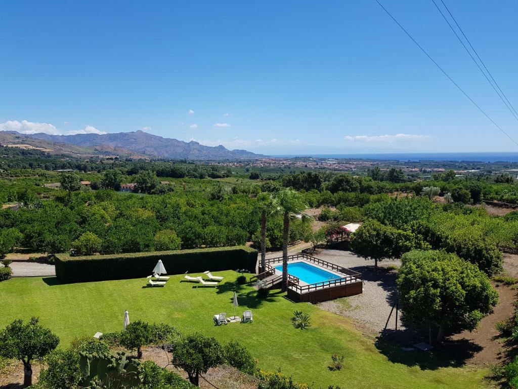 een luchtzicht op een tuin met een zwembad bij Agriturismo Le Case Di Civi in Mascali