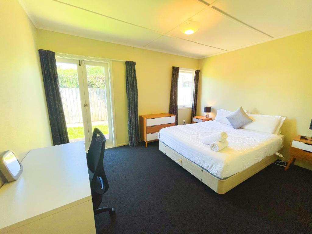 Cosy family home with a sunny deck - Resim 9