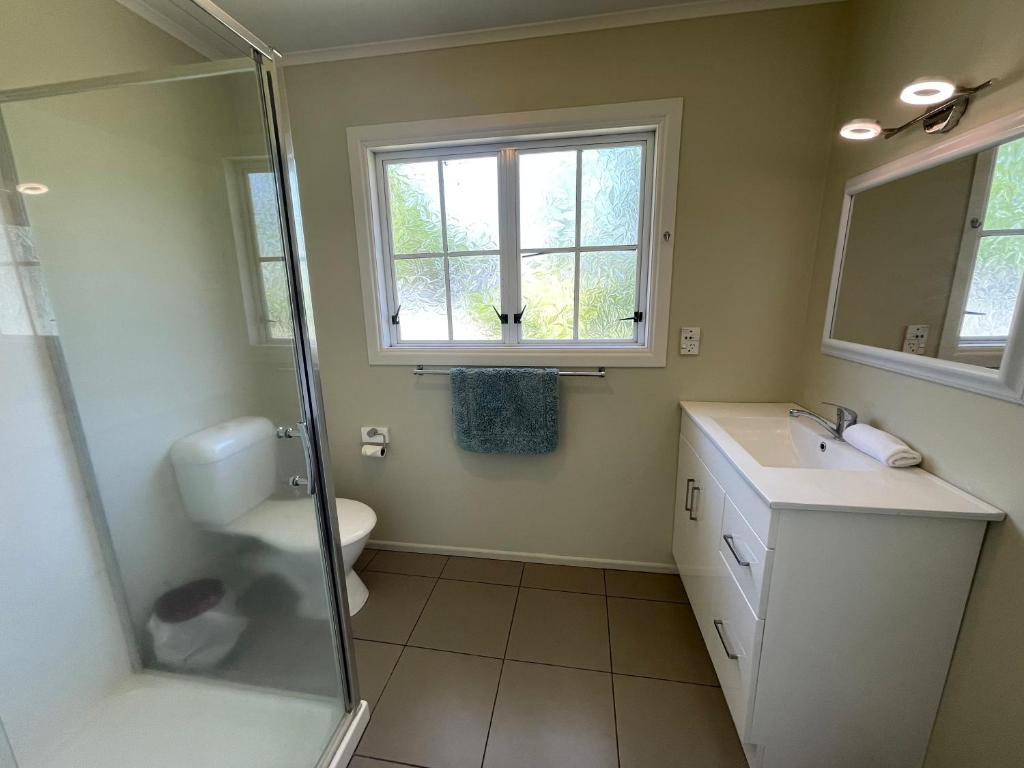 Cosy family home with a sunny deck - Resim 8