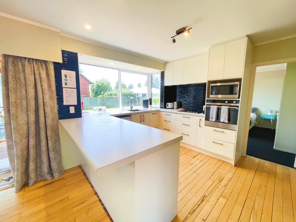 Cosy family home with a sunny deck - Resim 11