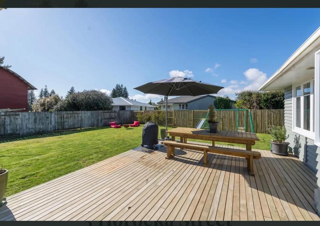 Cosy family home with a sunny deck - Resim 6