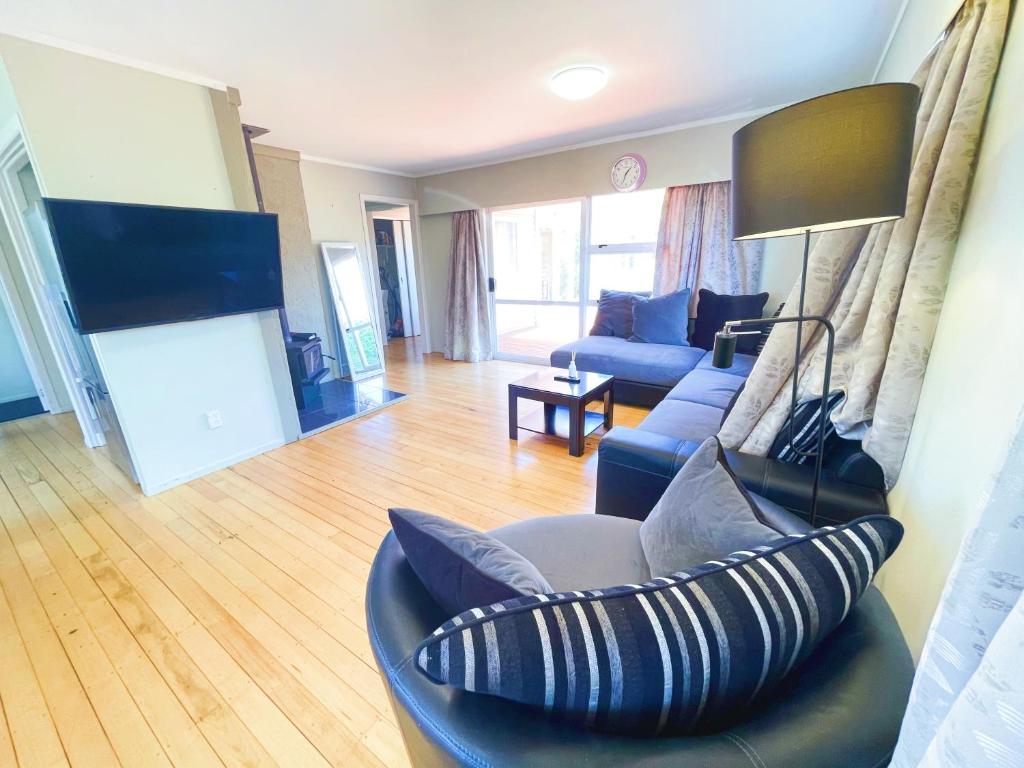 Cosy family home with a sunny deck - Resim 12