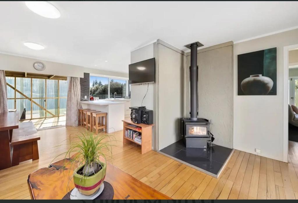 Cosy family home with a sunny deck - Resim 14