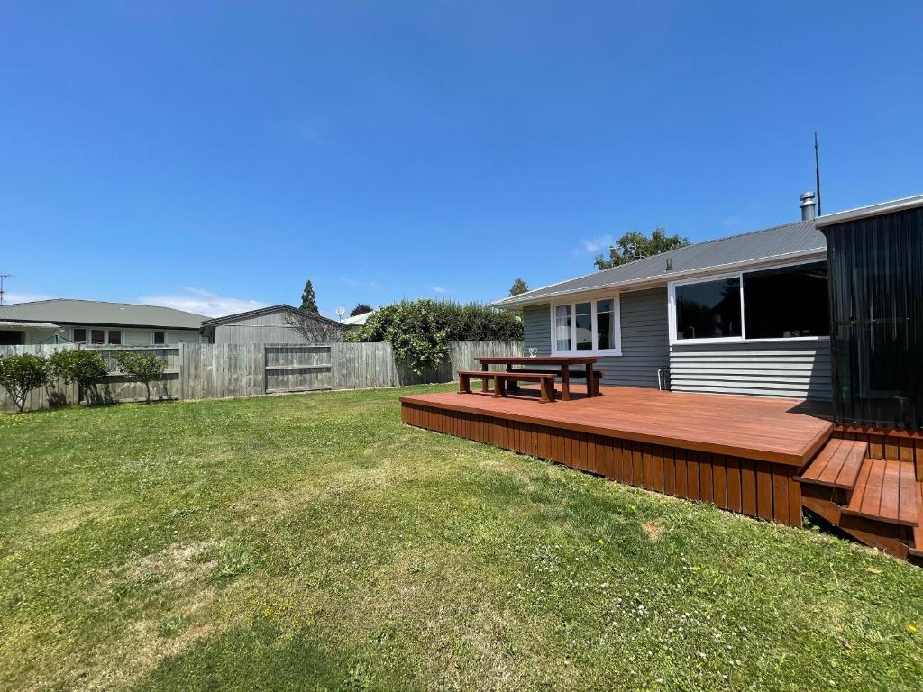 Cosy family home with a sunny deck - Resim 17