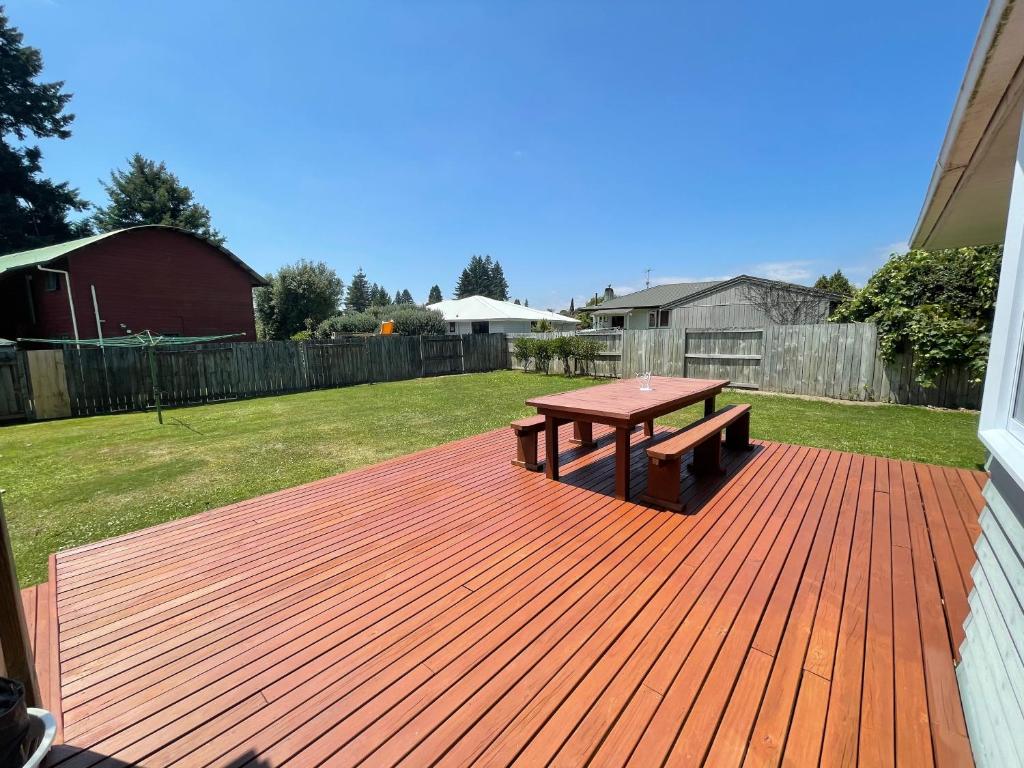 Cosy family home with a sunny deck - Resim 18