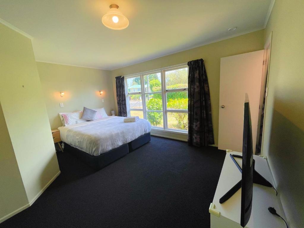 Cosy family home with a sunny deck - Resim 2