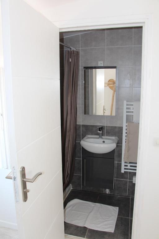 a bathroom with a sink and a mirror at Charmant Cabanon aux Goudes à Marseille avec vue mer in Marseille